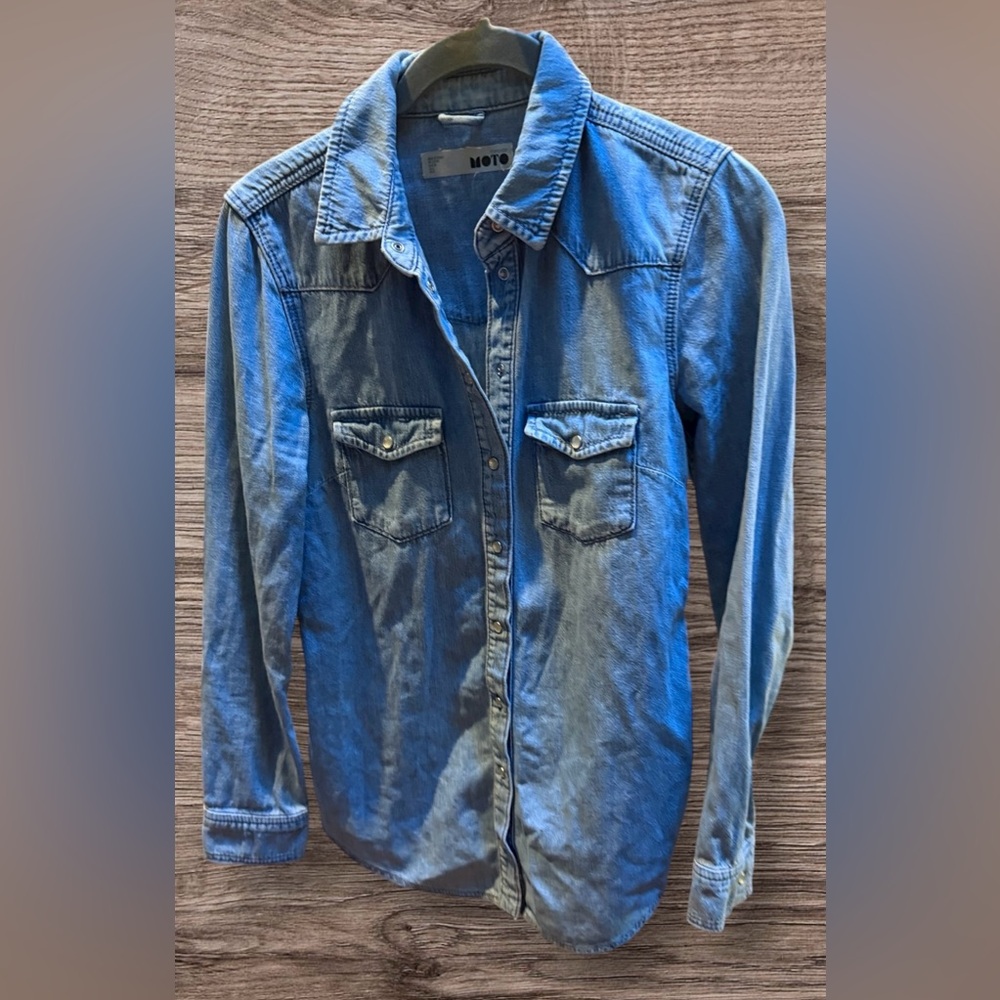 Topshop Light Blue Denim Shirt Jacket. Size 4. EUC. Pearlescent buttons.